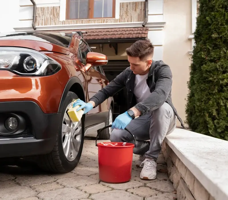 Lavage auto à domicile Saint-Thois : professionnel intervenant sur un véhicule